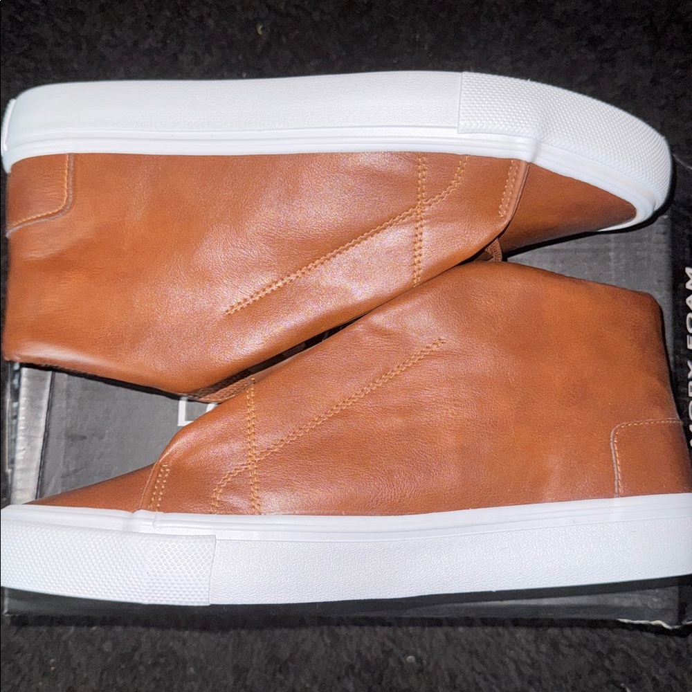 New London Fog Men’s casual shoe/boot. Sz.9. Cognac brown/memory foam. OG Box